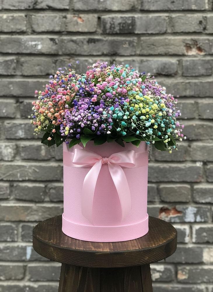 Цветочная композиция из Гипсофила и Розы в шляпной коробке в Наро-Фоминске