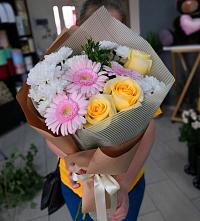Букет цветов из:  Герберы, Розы и Хризантемы в Наро-Фоминске