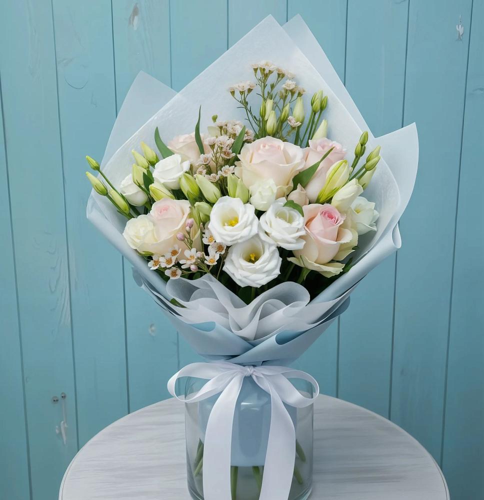 Букет цветов из: Розы и Лизиантусы в Наро-Фоминске