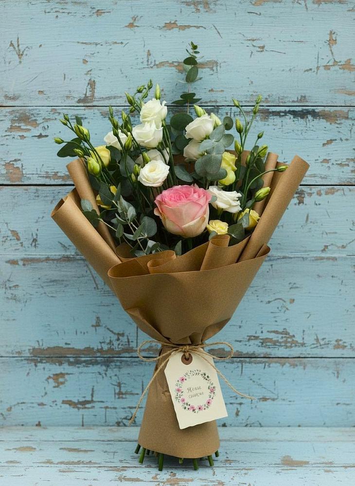 Букет цветов из: Розы и Лизиантусы в Наро-Фоминске