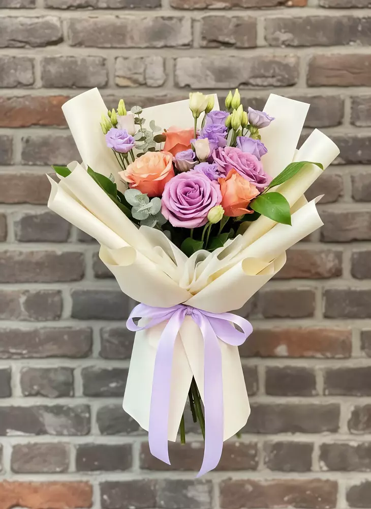 Букет цветов из: Лизиантусы и Розы в Наро-Фоминске