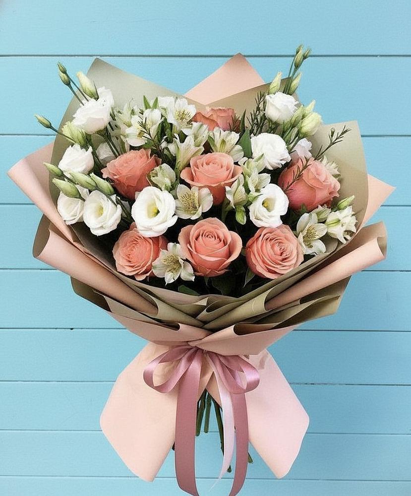 Букет цветов из: Розы, Альстромерии и Лизиантусы в Наро-Фоминске