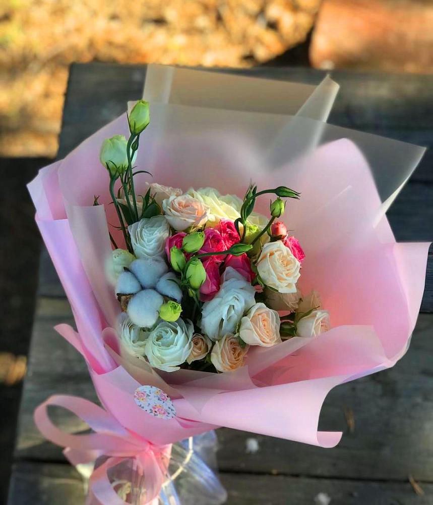 Букет цветов из: Розы и Лизиантусы в Наро-Фоминске