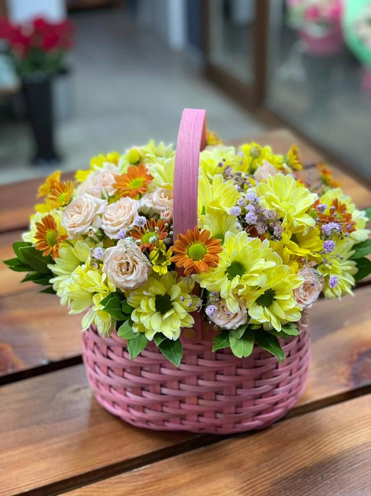 Цветочная композиция из Хризантемы и Розы в корзине в Наро-Фоминске