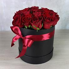 Цветочная композиция из Розы в шляпной коробке в Наро-Фоминске