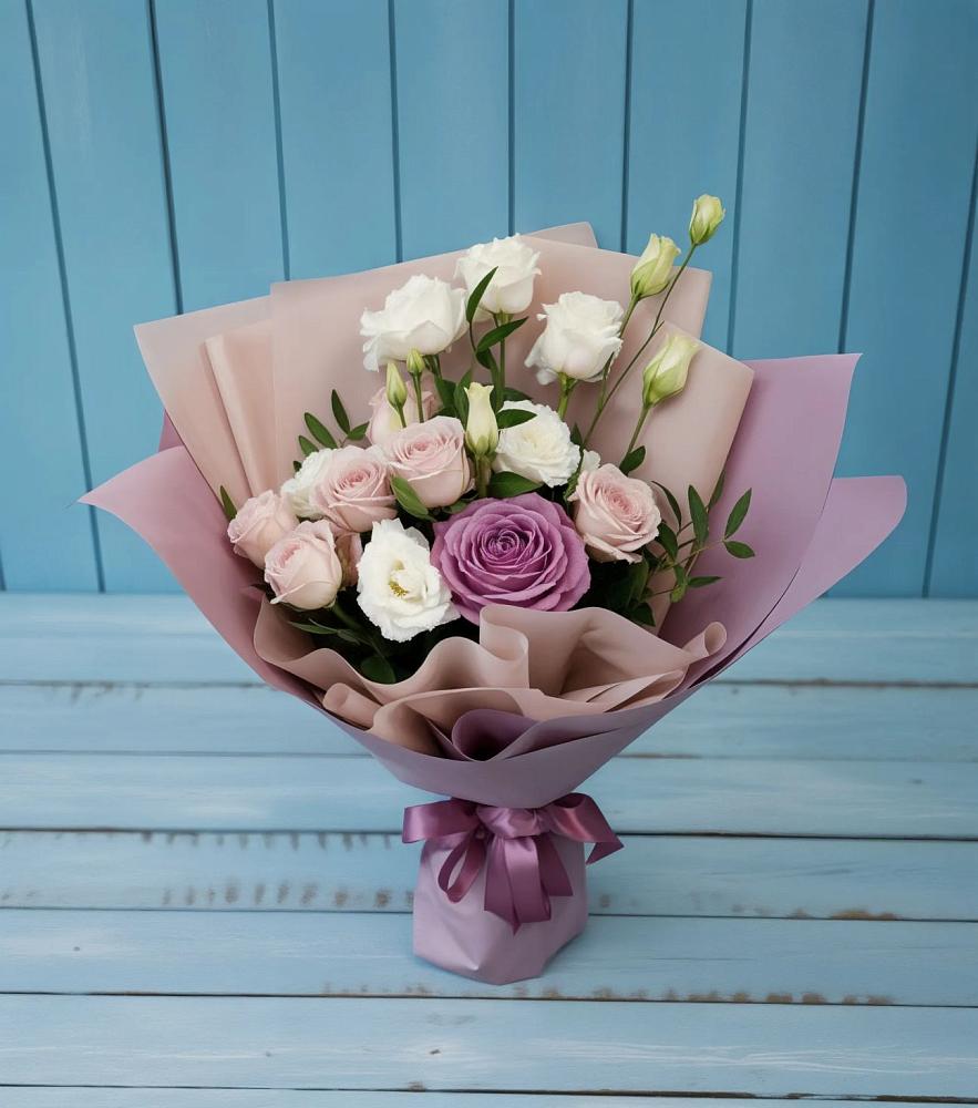 Букет цветов из: Розы и Лизиантусы в Наро-Фоминске